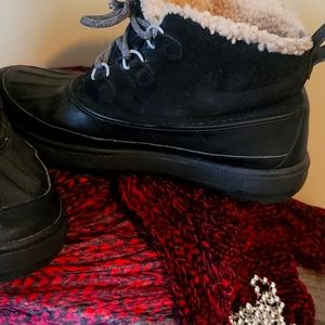 Women Size 9 black Nike boot